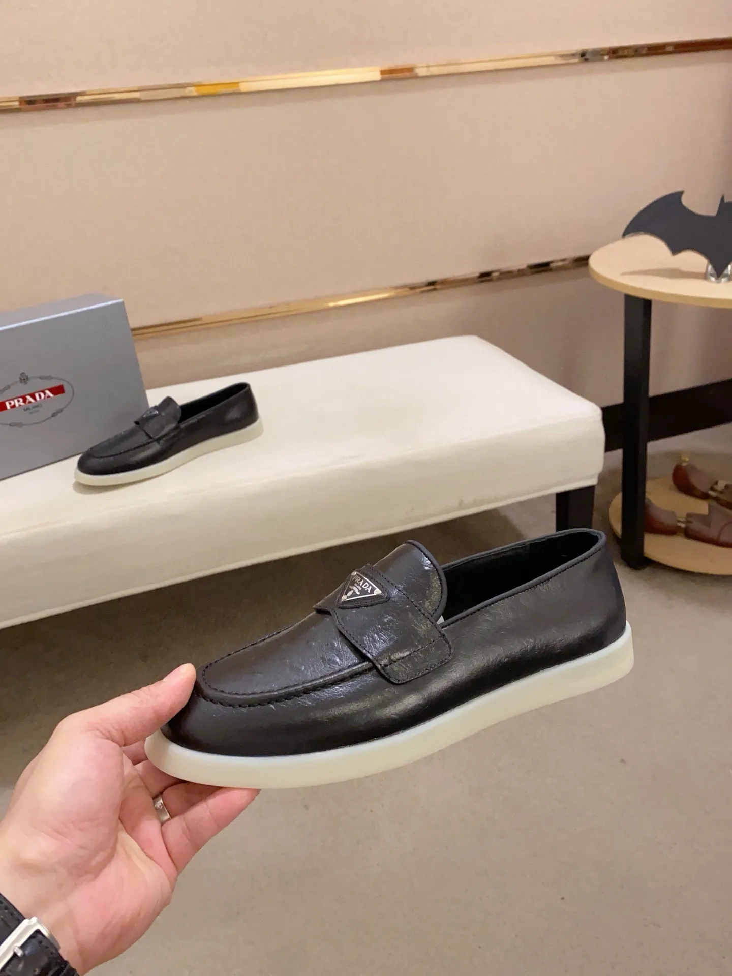 Men's shoes 💰 580💰 ✔️✔️✔️High-quality new PRADA counters are launched at the same time. The new men's shoes and 😘fabrics are selected from high-silk bald cowhide and are made by pure handicrafts. Lining: Full cowhide lining. 👍🏿 High-end ☄️ air-cushion molded anti-slip rubber outsole, exquisite lines, simple and elegant, comfortable and high-end for leisure travel. Code number: 38 to 44 (45 can be customized)